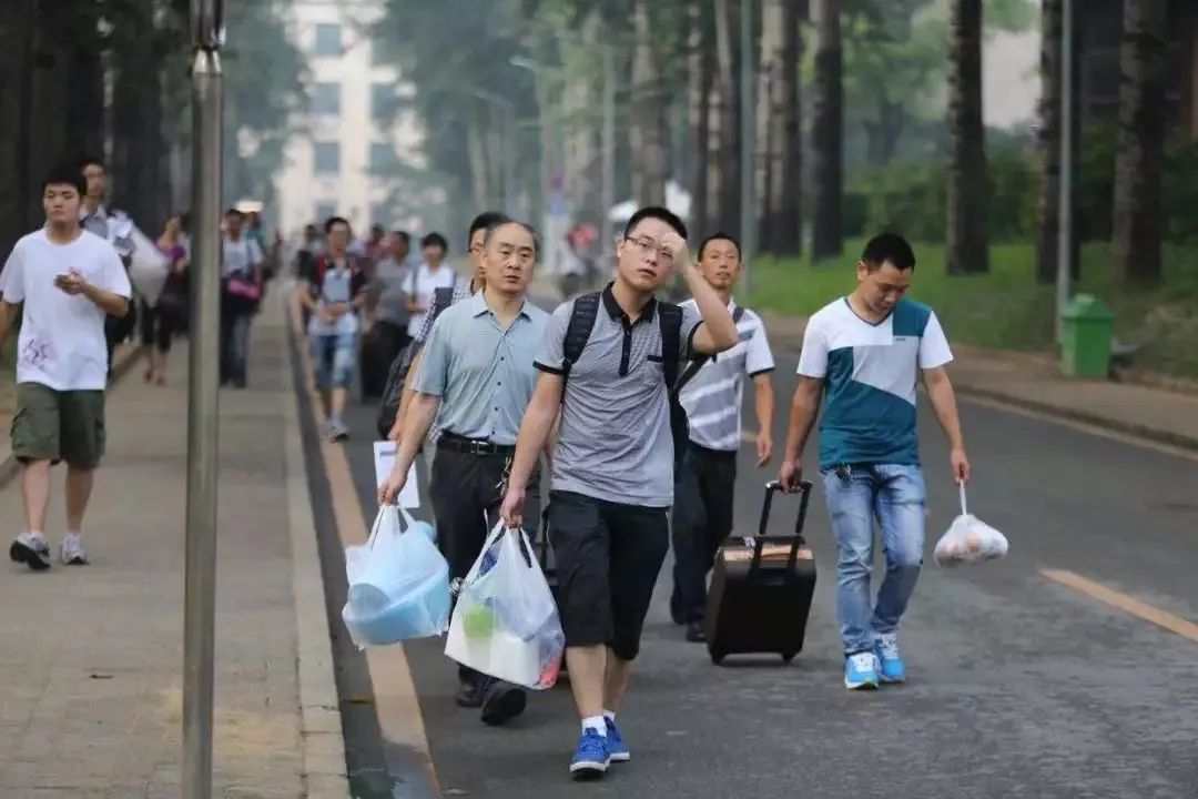 大一新生自我介绍ppt_大一新生入学自我介绍ppt_大一新生ppt自我介绍幻灯片